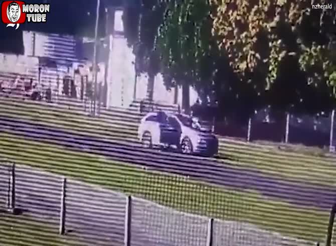 Video :New Zealand - After taking a car, a dishonest carjacker leaves a baby on the road